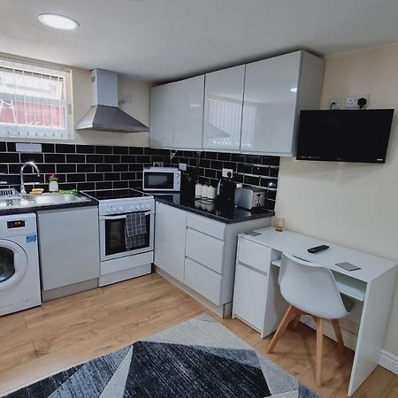 Lovely Studio-Flat With Free Parking, Free Wifi. Leeds  Extérieur photo